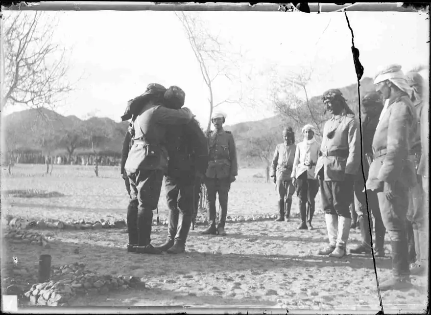 Fahreddin Paşa Medine`de bir kıtanın komutanı ile bayramlaşırken 49
