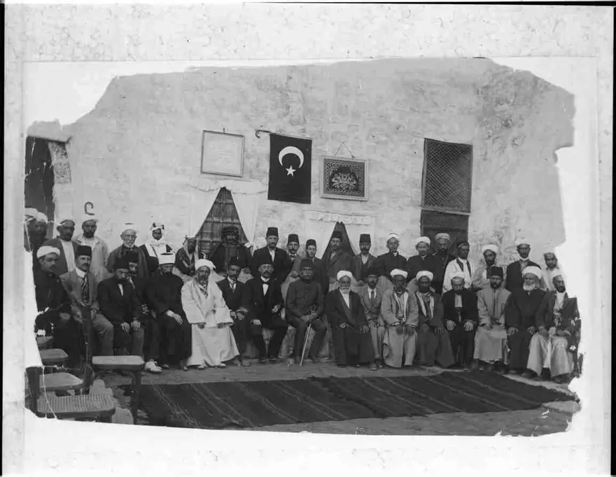 Medine Muhafızı Basri Paşa, şehirden ayrılmadan önce yaptığı veda ziyaretinde Cemiyet-i Hayriye-i İslamiye’de Muhafızlık Teşkilatı Memurları ve Medine ileri gelenleriyle birlikte 12