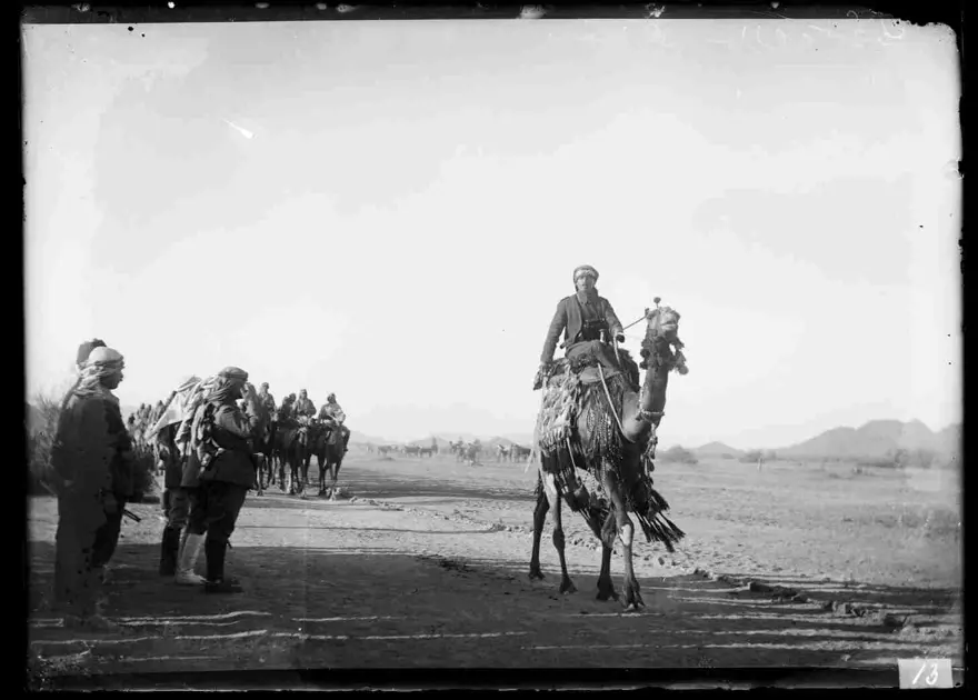 Fahreddin Paşa Medine`de Hecin Süvari Alayı`nı selamlarken 38