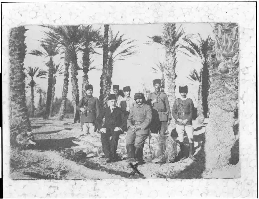 Adliye Nazırı Pirizade İbrahim Hayrullah Bey Medine ziyaretinde Fahreddin Paşa ve maiyetiyle beraber 4