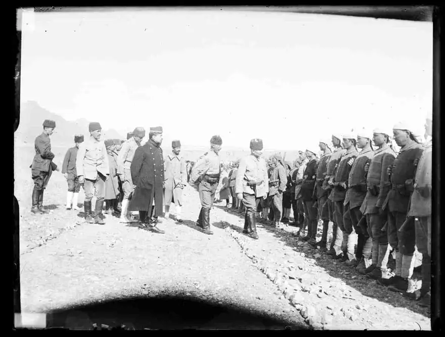 Fahreddin Paşa Medine`de bir birliği denetlerken 56