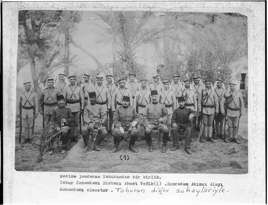 Medine Jandarma Tabur Kumandanı Binbaşı Ahmed Vefik Bey taburun diğer
subaylarıyla  28