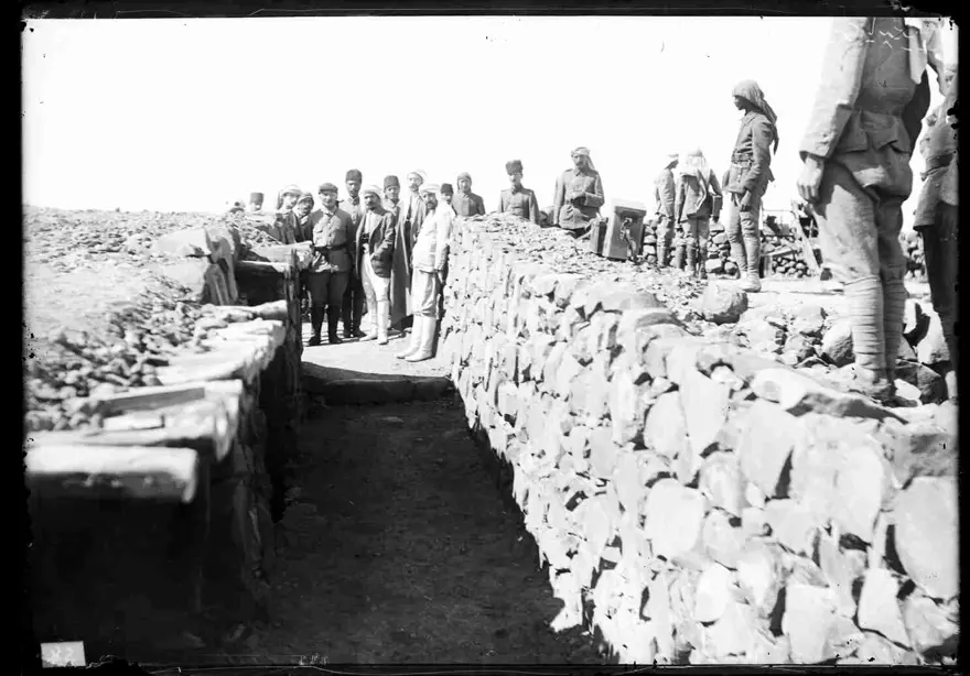 Fahreddin Paşa ve Mekke Emiri Şerif Ali Haydar Paşa'nın oğulları Asitepe'de topçu atışlarını izlerken  2