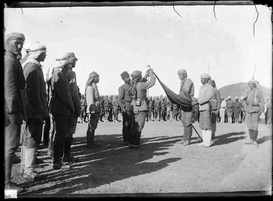 Fahreddin Paşa Medine`de Gabir'deki hizmetlerinden dolayı bir alay bayrağına
gümüş imtiyaz madalyası takarken 51