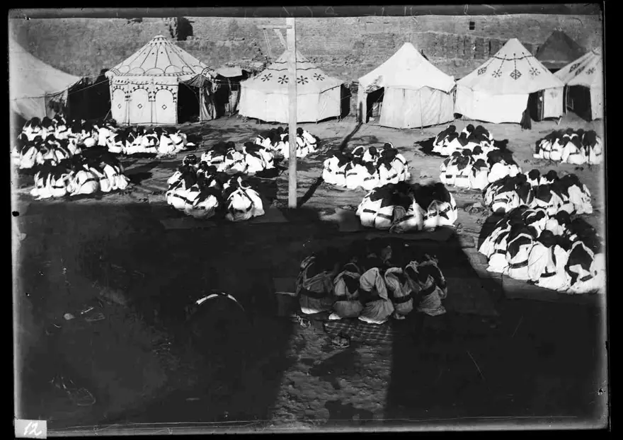 Medine`de Yarbay Ahmed Bey`in kumandasındaki Hecin Süvari Alayı askerleri 