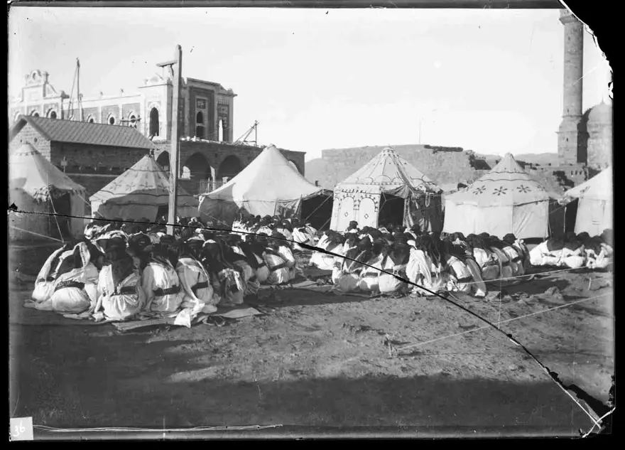 Medine`de Yarbay Ahmed Bey`in kumandasındaki Hecin Süvari Alayı askerleri 1