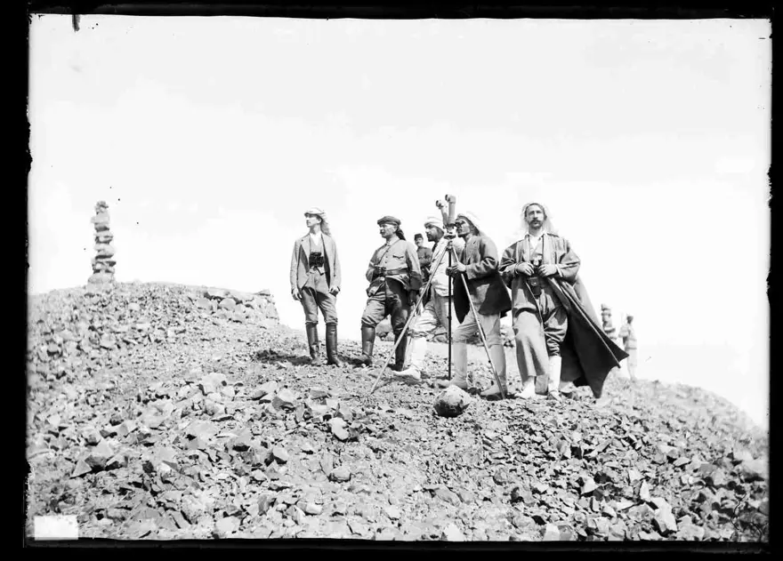 Fahreddin Paşa ve Mekke Emiri Şerif Ali Haydar Paşa'nın oğulları ile bir harekatı
izlerken 48