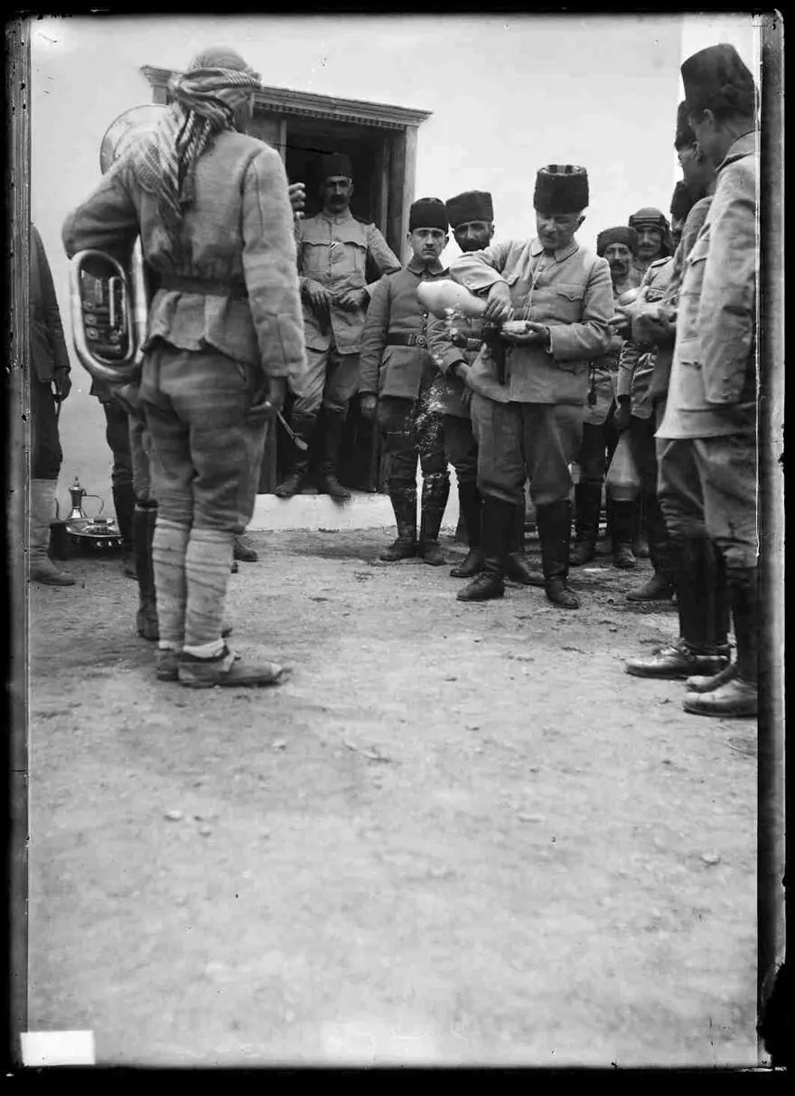 Fahreddin Paşa Akik vadisindeki Ali Kuyusu üzerinde yaptırdığı çeşmenin açılışında askerlerine ve katılan davetlilere su dağıtırken 50