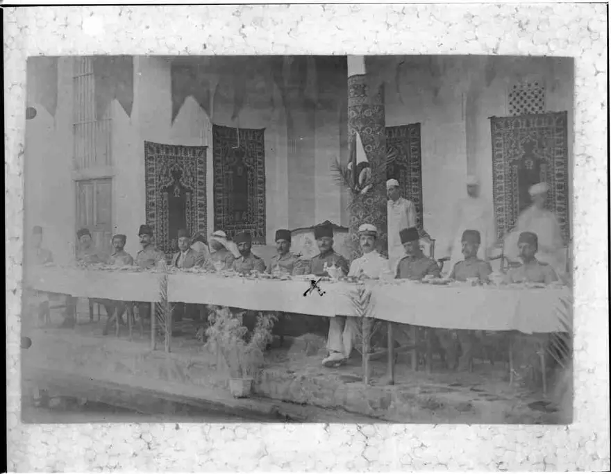 Fahreddin Paşa Medine'de karargah subaylarıyla bir yemek esnasında 42