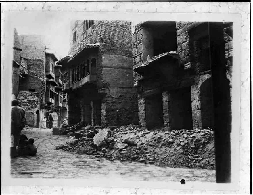 Fahreddin Paşa'nın Medine'de başlattığı imar çalışmaları esnasında dinamitle yıktırılan binalar 5