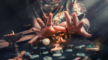 Üfürükçülükle gayrimenkul zengini olmuş. Dolandırıcı izini kaybettirmek için altın almış