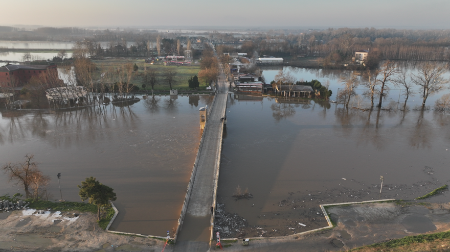 TARİHİ KÖPRÜ TRAFİĞE KAPATILDI 3