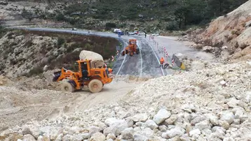 Mersin'de heyelan: Bazı evler zarar gördü, bölgeye giriş kapatıldı