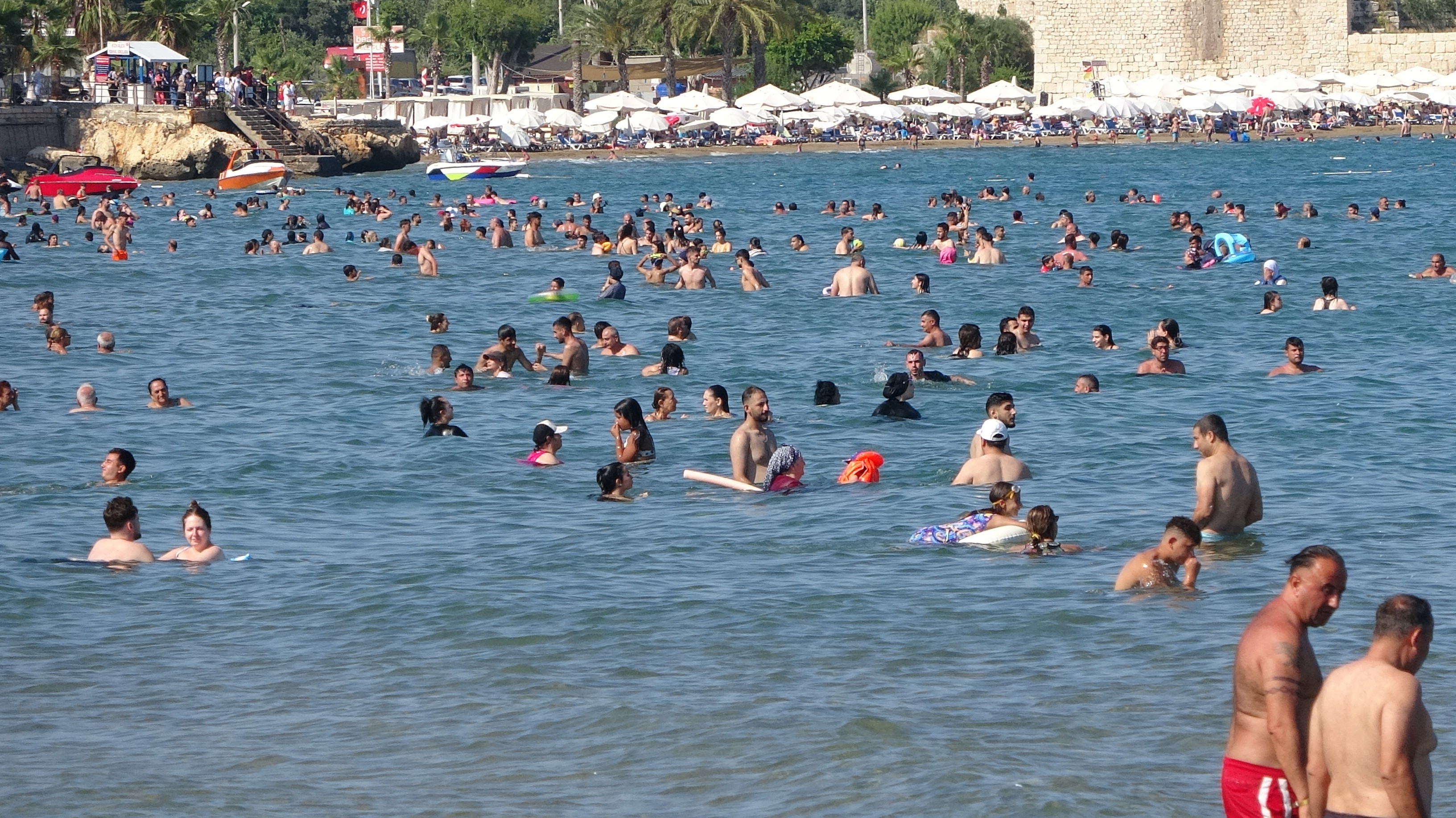 Sıcaklar geldi, okullar tatil olmadan sahiller doldu
