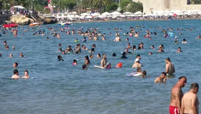Sıcaklar geldi, okullar tatil olmadan sahiller doldu