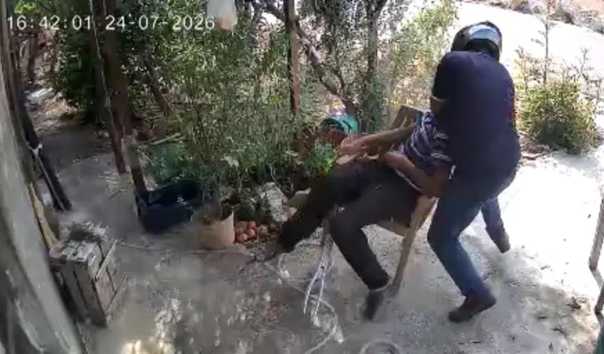 BOYNUNU KIRMAYA ÇALIŞTI, KAFASINI TEKMELEDİ 1