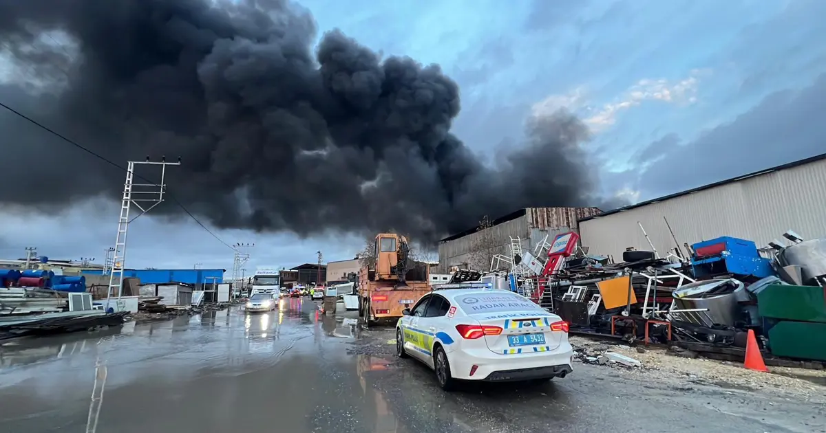 Mersin'de geri dönüşüm tesisinde yangın. Dumanlar gökyüzünü kapladı