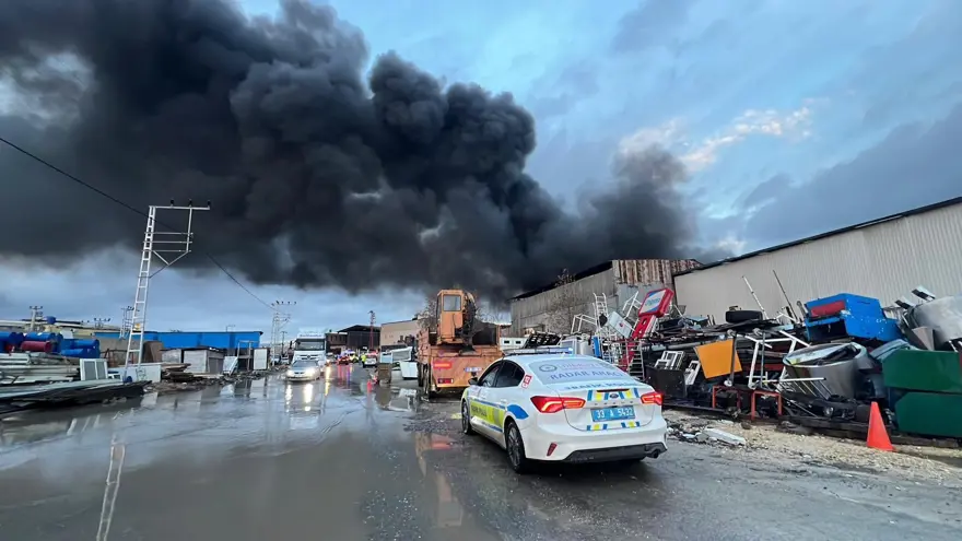 Mersin'de geri dönüşüm tesisinde yangın. Dumanlar gökyüzünü kapladı 3
