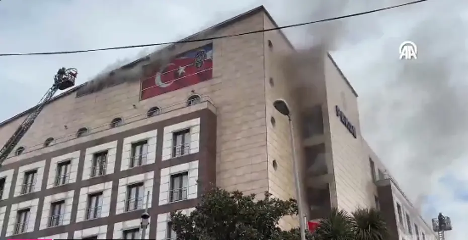 Merter Polisevi'nde yangın. Ekipler olay yerinde