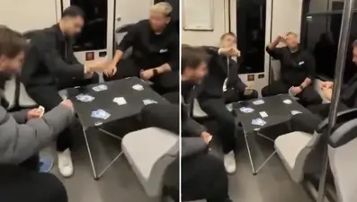 Metronun ortasına masa atıp oyun oynadılar