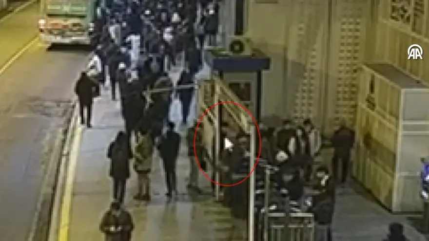 Zincirlikuyu metrobüs durağını mesken tutmuştu, oğullar işinde yakalandı 