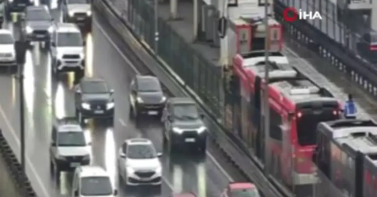 Avcılar'da metrobüs kazası. Yaralılar var