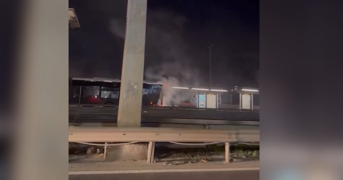 Metrobüste yangın paniği. Yolcular tahliye edildi