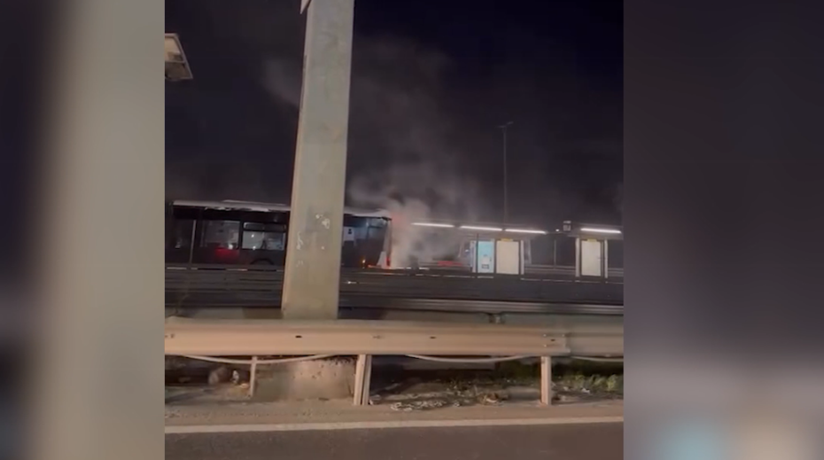 Metrobüste yangın paniği. Yolcular tahliye edildi