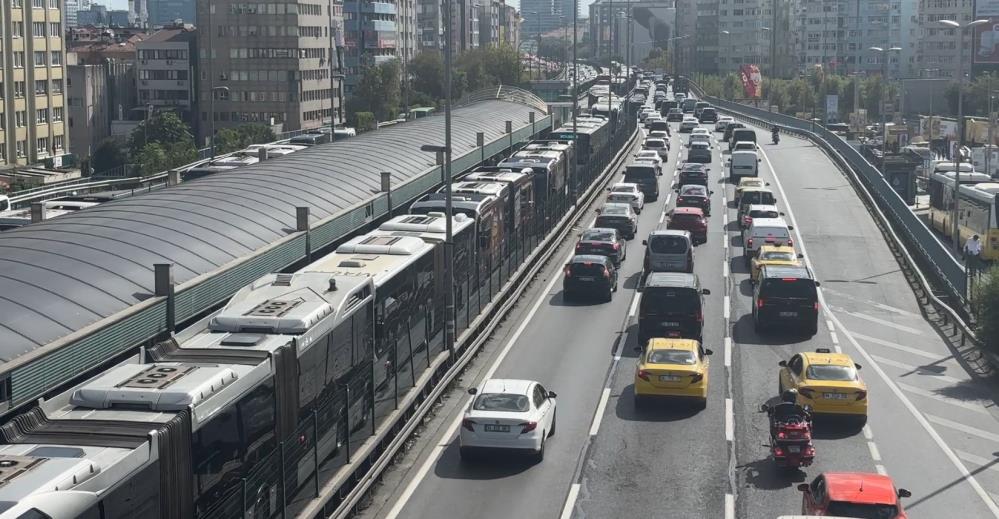 Mecidiyeköy'de metrobüs arızası yoğunluğa neden oldu