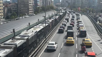 Mecidiyeköy'de metrobüs arızası yoğunluğa neden oldu