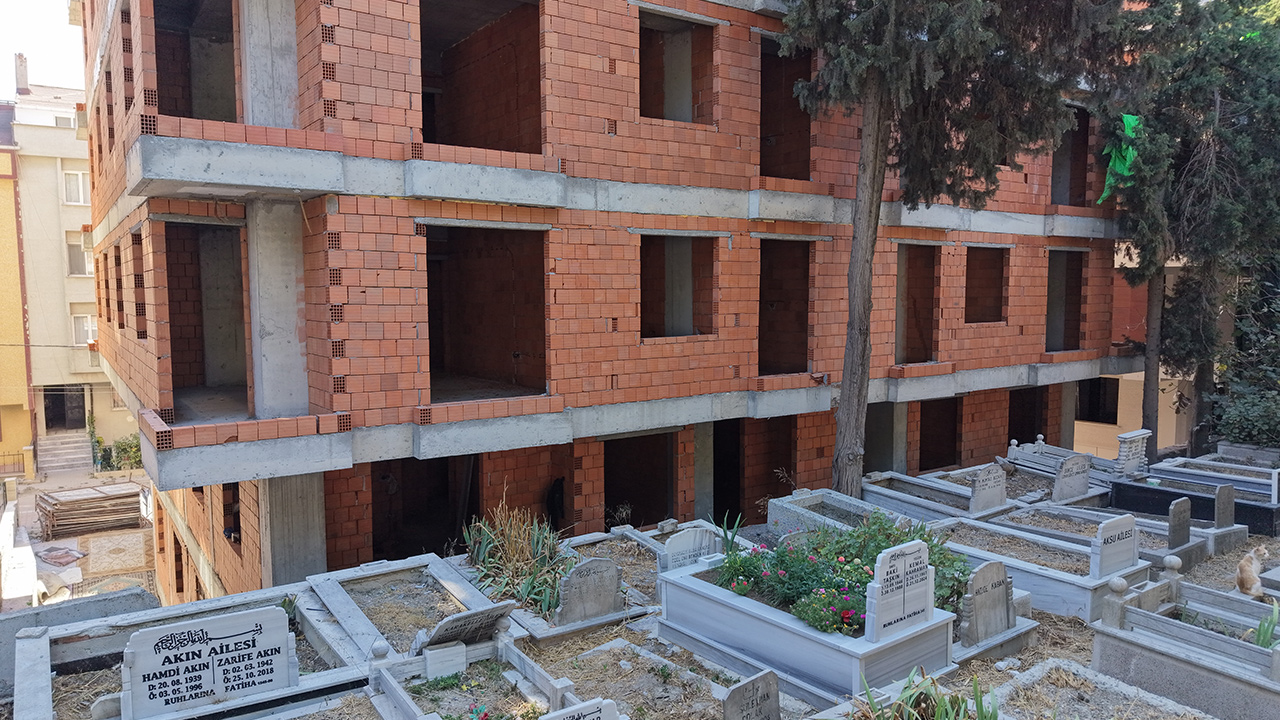 Görenler şaşkına döndü. Sahibinden mezara sıfır daire