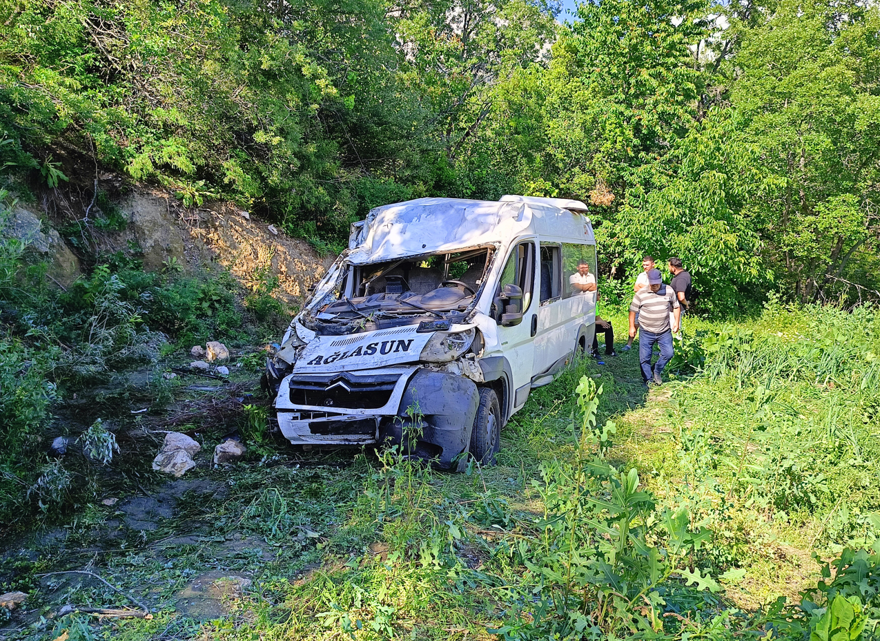 Burdur'da tarım işleri şarampole yuvarlandı, yaralılar var