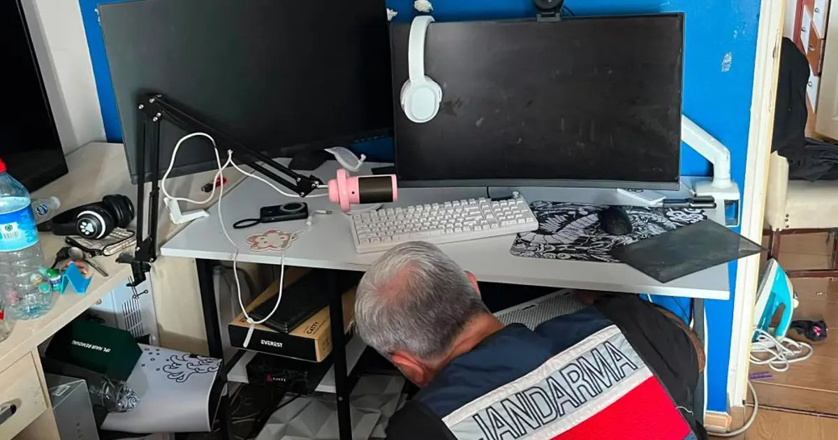 MİT'ten kredi kartı şebekesine operasyon: Üç şüpheli gözaltında
