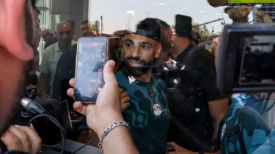 Mohamed Salah İstanbul'da. Trabzonspor formasını giydi, taraftara "üçlü" çektirdi 6