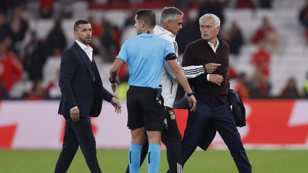 Mourinho son dakikada yıkıldı, hakemin üzerine yürüdü