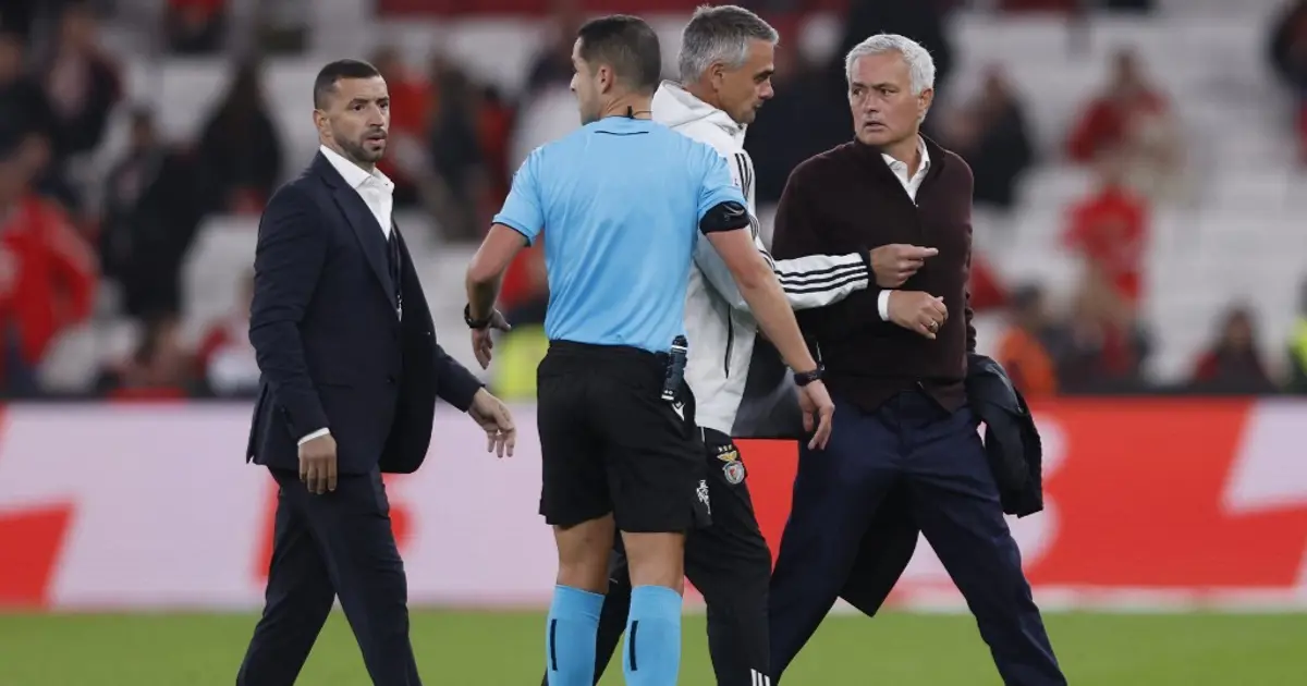 Mourinho son dakikada yıkıldı, hakemin üzerine yürüdü