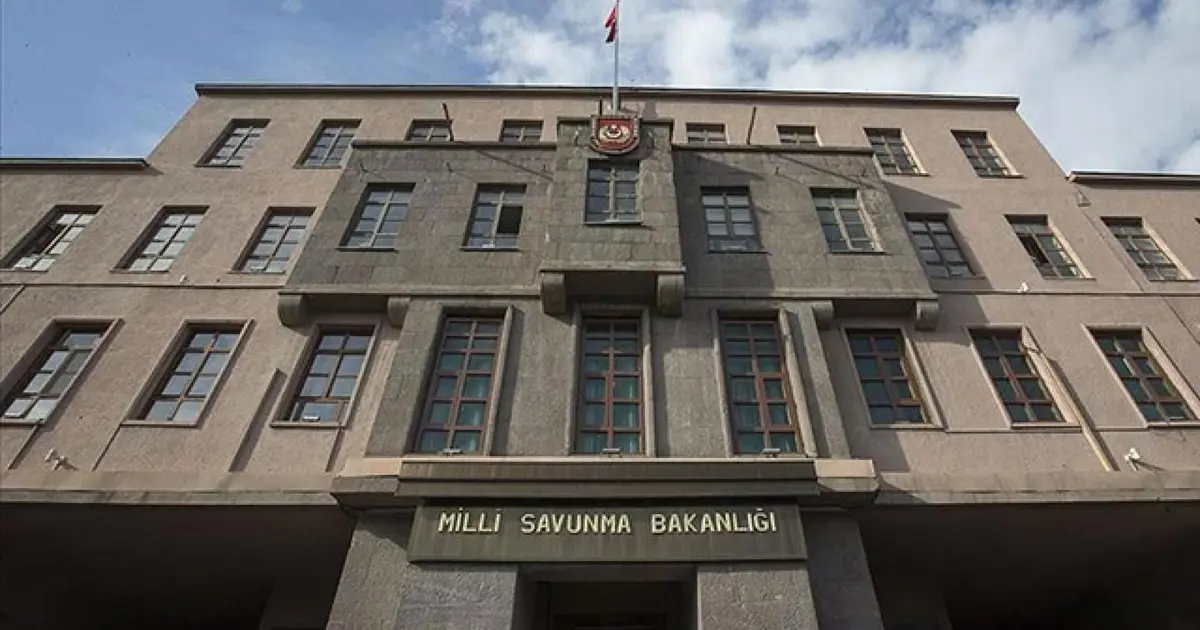 Bayrak indirme provokasyonu. MSB: Failler tespit edildi, gereği yapılmaktadır