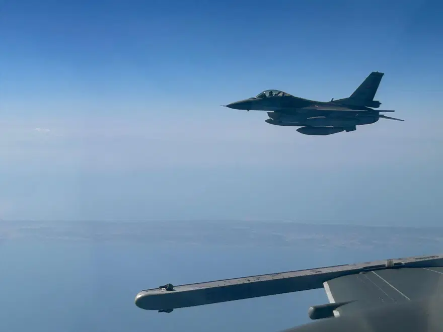 Türk jetlerinden Kıbrıs Adası'nın güneyinde eğitim uçuşu 