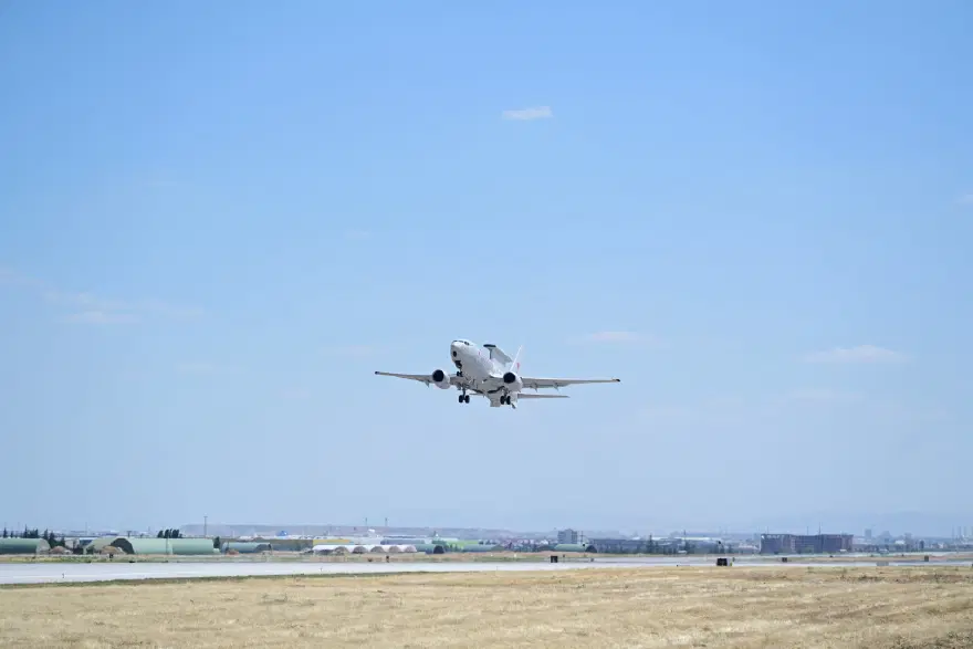 Türk jetlerinden Kıbrıs Adası'nın güneyinde eğitim uçuşu 2
