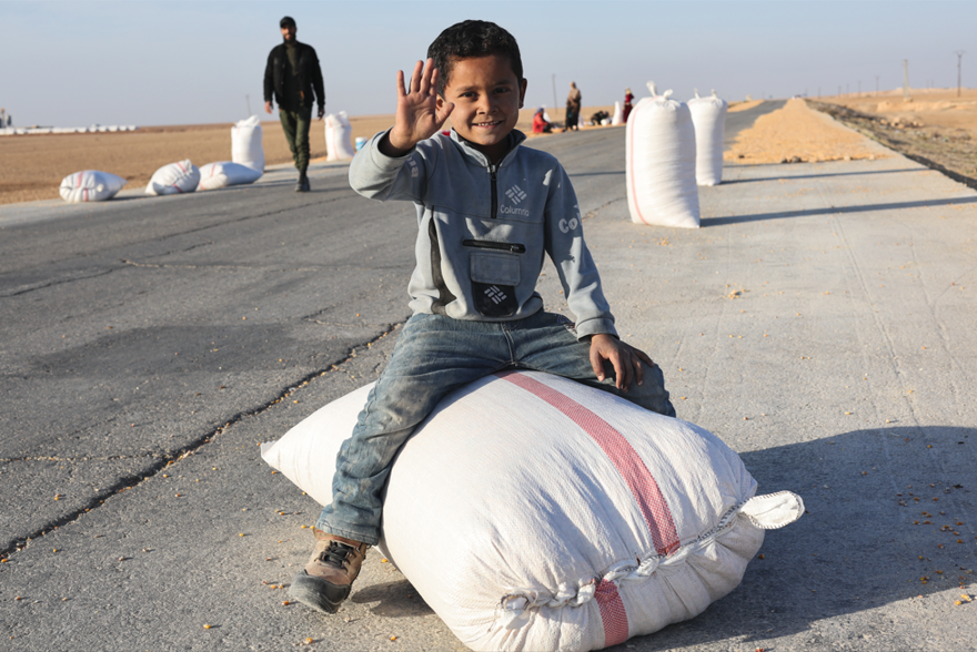 Hasat başladı, kurusun diye yollara serildi. Suriye'de çiftçi emeğiyle çocuk sevinci birleşti 4