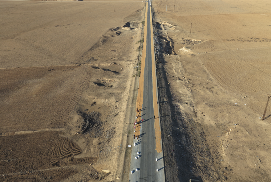 Hasat başladı, kurusun diye yollara serildi. Suriye'de çiftçi emeğiyle çocuk sevinci birleşti 