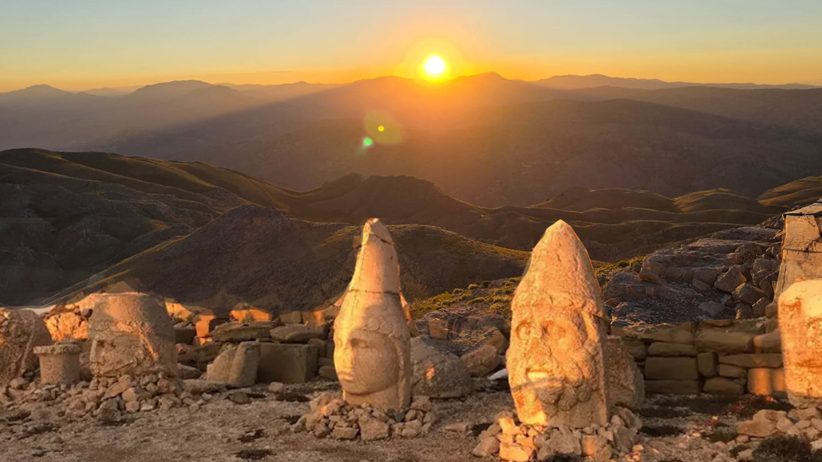 Doğal güzellik ve tarihi miras bir arada. Nemrut Dağı'nda gün doğumu ve gün batımı manzaraları