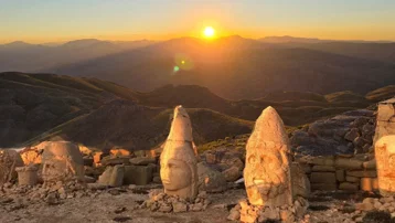 Doğal güzellik ve tarihi miras bir arada. Nemrut Dağı'nda gün doğumu ve gün batımı manzaraları