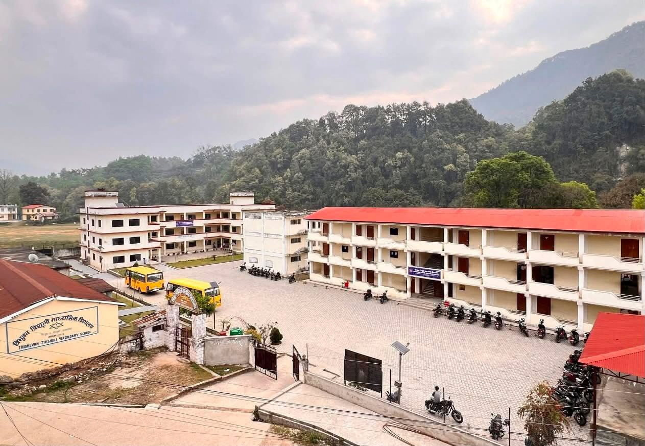 Nepal'deki sellerde yıkılan okulun müdürü, 900 öğrencisinin hayatını nasıl kurtardığını anlattı haber görseli