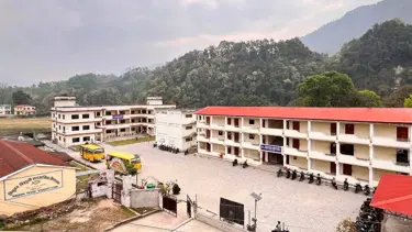 Nepal'deki sellerde yıkılan okulun müdürü, 900 öğrencisinin hayatını nasıl kurtardığını anlattı