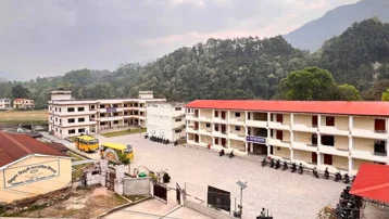 Nepal'deki sellerde yıkılan okulun müdürü, 900 öğrencisinin hayatını nasıl kurtardığını anlattı