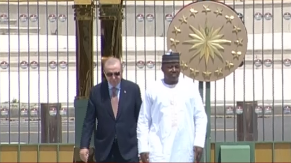 Nijer Cumhurbaşkanı Tchiani Ankara'da. Cumhurbaşkanı Erdoğan resmi törenle karşıladı