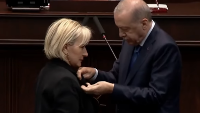 CHP'den istifa eden Nimet Özdemir AK Parti'ye katıldı