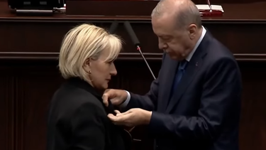 CHP'den istifa eden Nimet Özdemir AK Parti'ye katıldı