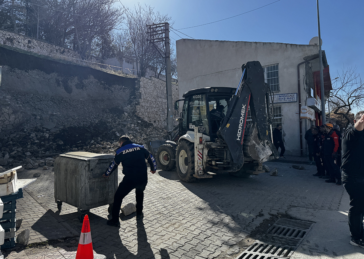 Niğde Kalesi'nin istinat duvarı çöktü